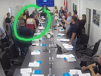 Grude: Zastupnik ostao bez majice na sjednici (VIDEO)