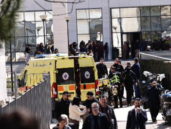 Starac otvorio vatru u Atini: Više ranjenih, napadač u bijegu