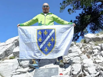 Planinar kažnjen zbog fotografije sa zastavom RBiH na Čabulji