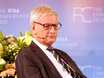 Carl Bildt: Schmidt je bio pod udarom Rusije, a sada ga je oborila Amerika