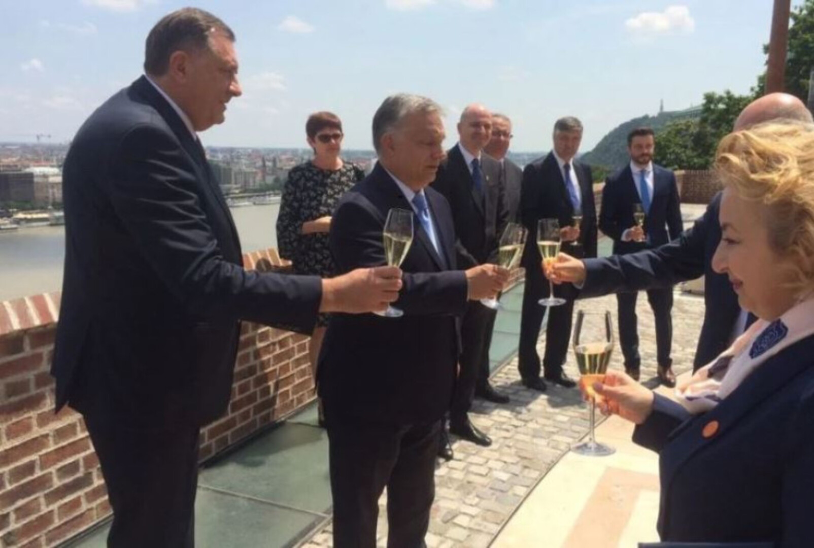 Mađarski portal istražuje trošenje milijardi iz Budimpešte: Projekti na Balkanu, veze sa Orbanovim krugom i poslovi u Rs - slika 1
