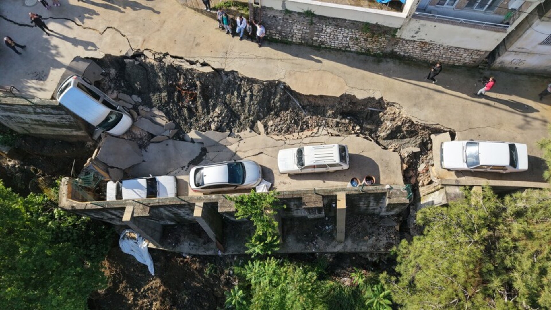 Turska: Najmanje dvije osobe poginule u razornim poplavama i urušavanjima u Hatayu - slika 1