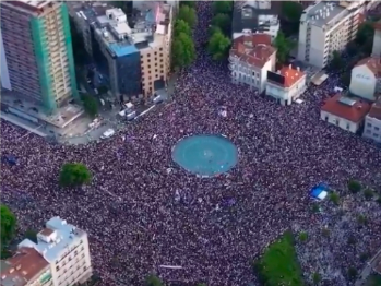 Haos u centru Beograda: Desetine hiljada ljudi na protestu na Slaviji
