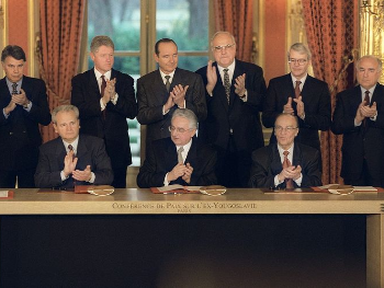 Dejton, realisti i neokonzervativci