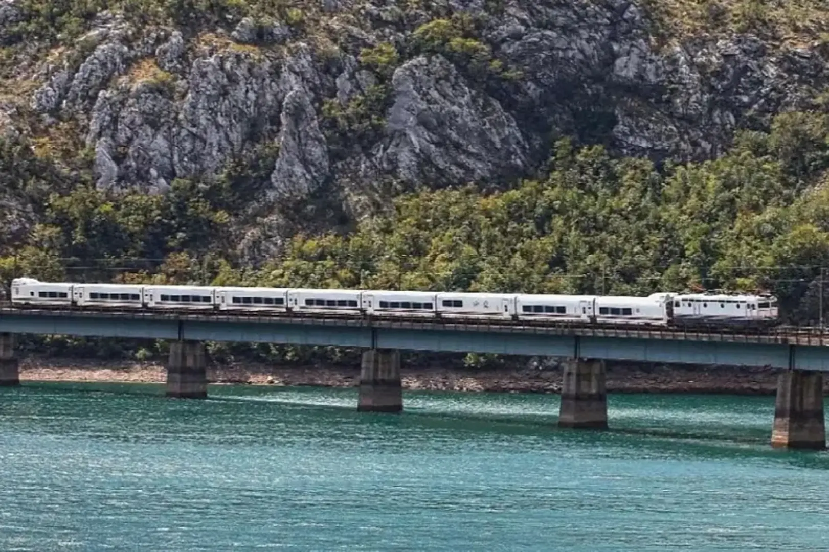 Vozovi jutros nisu krenuli iz Sarajeva za Mostar: Putnici prevezeni autobusima - slika 1