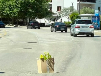 Rupa na cesti u Mostaru označena kartonskom kutijom i granom