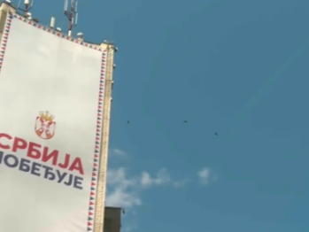 Alpinisti uklanjaju predizborni plakat SNS-a u Beogradu