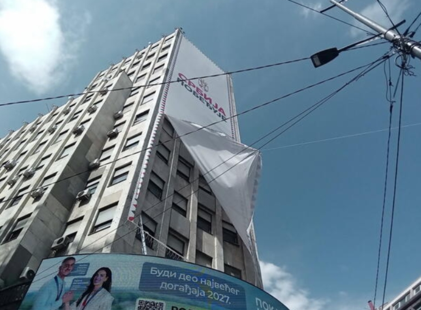 Alpinisti uklonili baner "Srbija pobjeđuje "sa Palate Albanija - slika 1