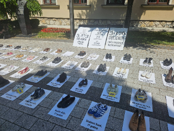 U Cazinu obilježen Dan bijelih traka: Sjećanje na 3.176 ubijenih civila i 102 djece iz Prijedora