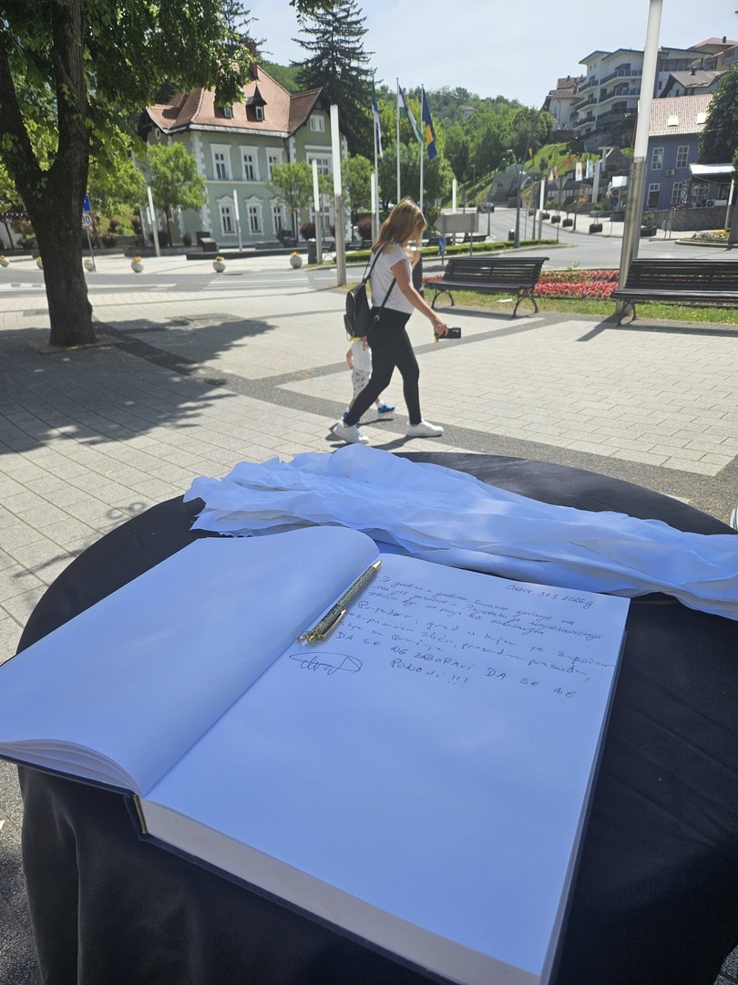 U Cazinu obilježen Dan bijelih traka: Sjećanje na 3.176 ubijenih civila i 102 djece iz Prijedora - slika 2