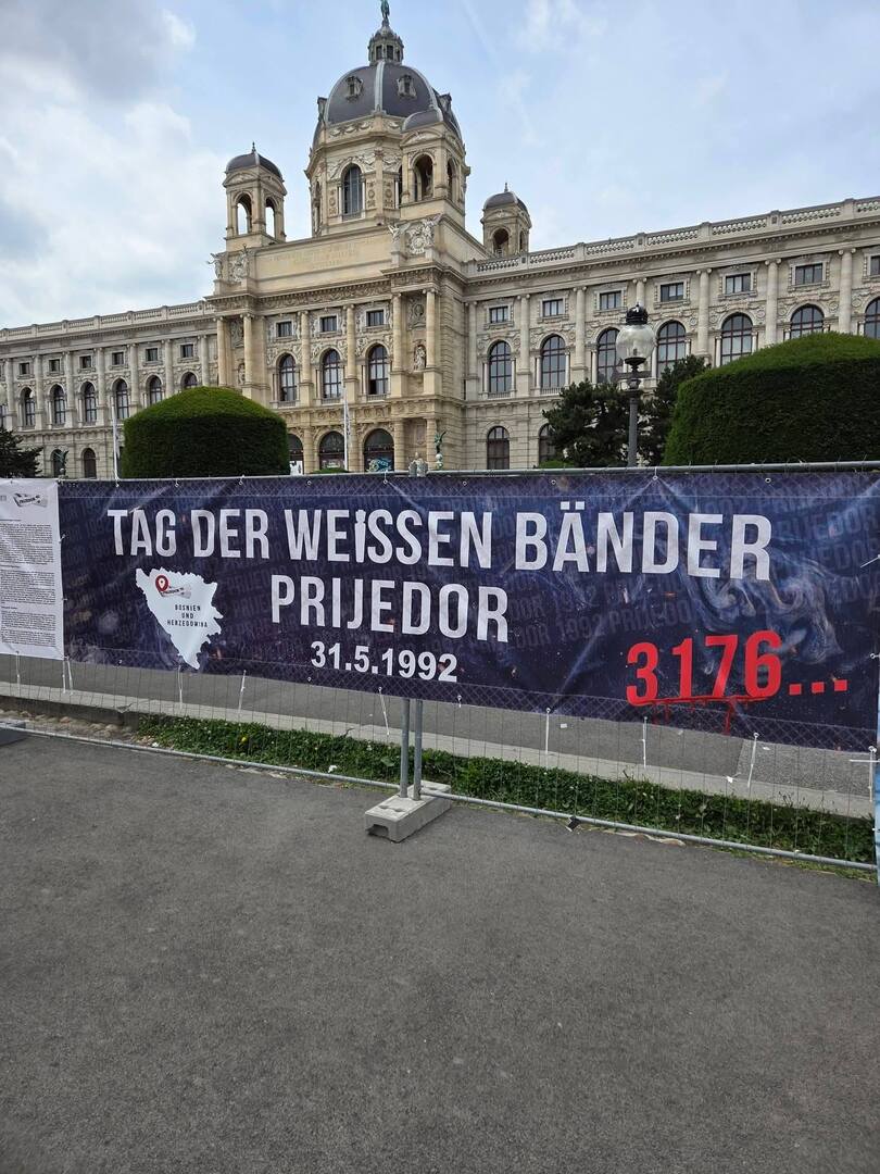 U Beču obilježen Dan bijelih traka: 102 prazne stolice, imena žrtava i potresno svjedočenje o Prijedoru - slika 5