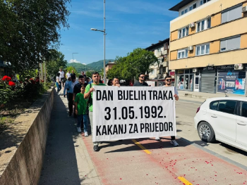 U Kaknju obilježen Dan bijelih traka: Mirna šetnja u znak sjećanja na žrtve Prijedora