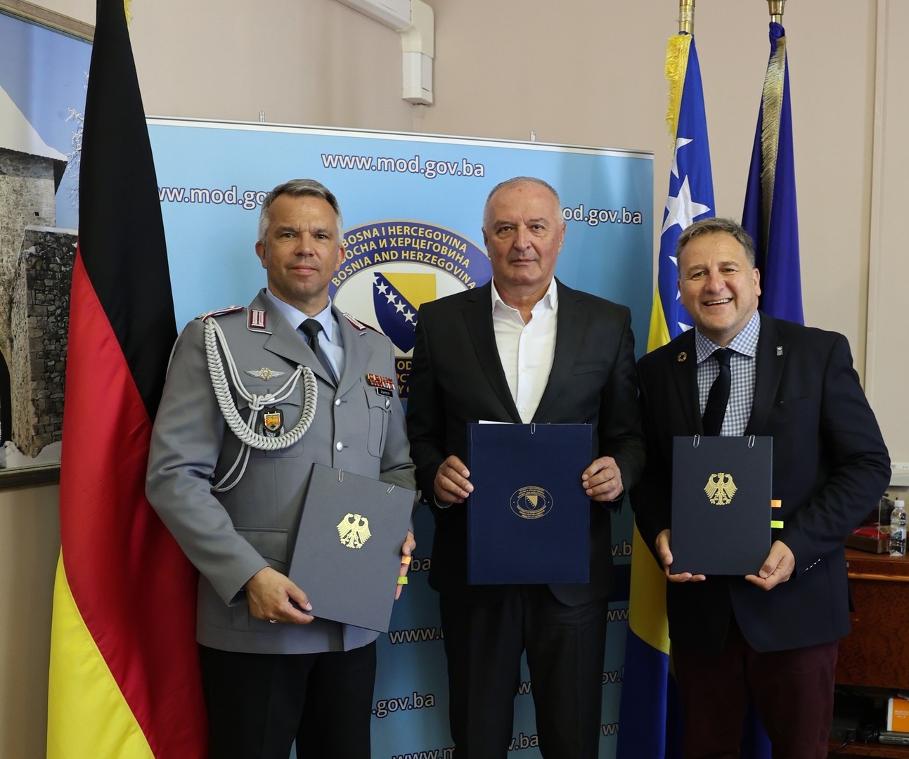 Potpisan sporazum za izgradnju skladišta naoružanja u Derventi vrijedan tri miliona eura - slika 1