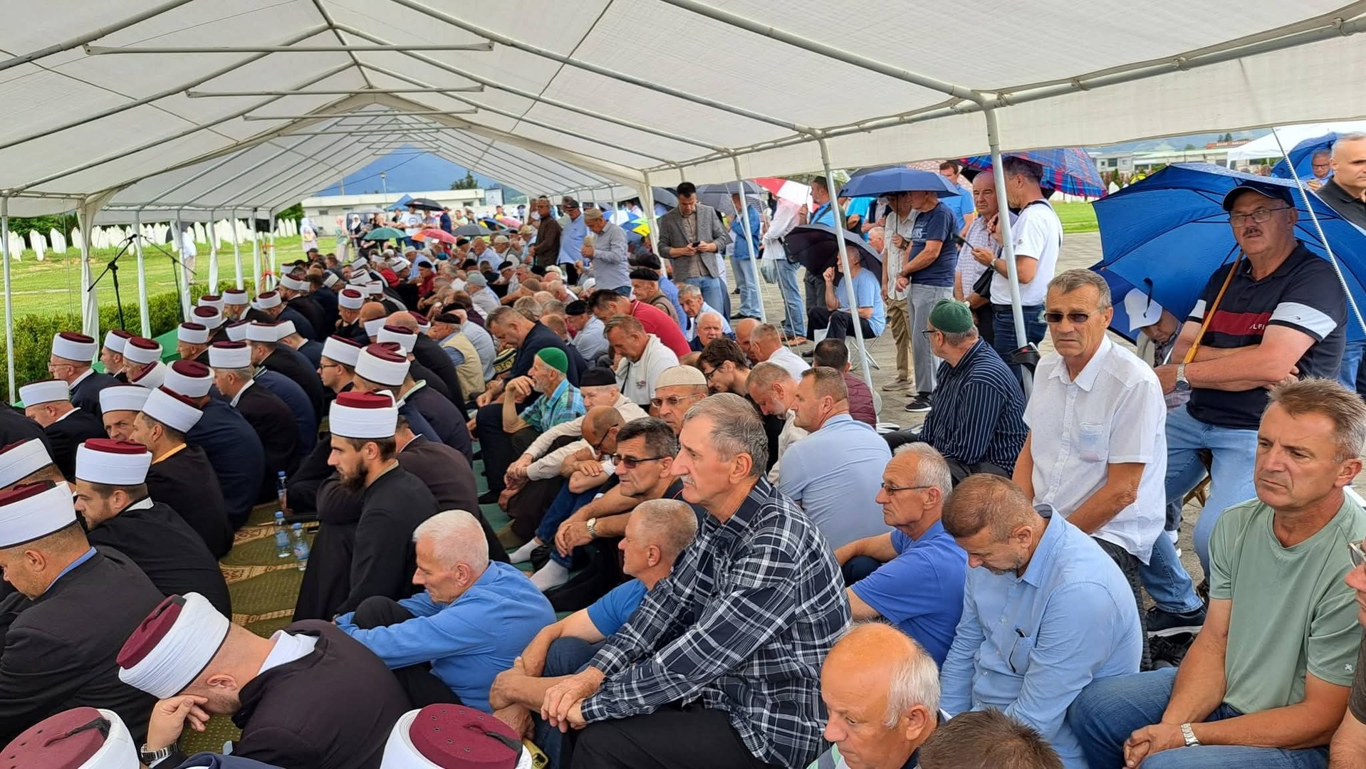 Na dženazi u Memićima porodice žrtava zahvalile Džananoviću i Mulagiću, autorima knjige o genocidu u Zvorniku - slika 2