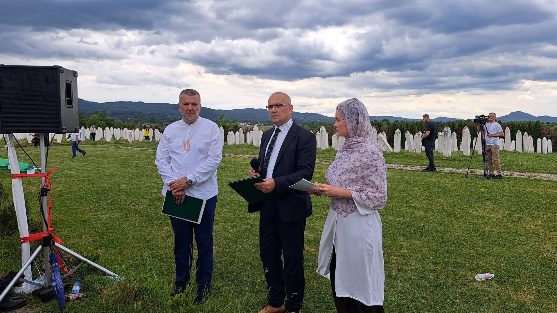 Na dženazi u Memićima porodice žrtava zahvalile Džananoviću i Mulagiću, autorima knjige o genocidu u Zvorniku - slika 5