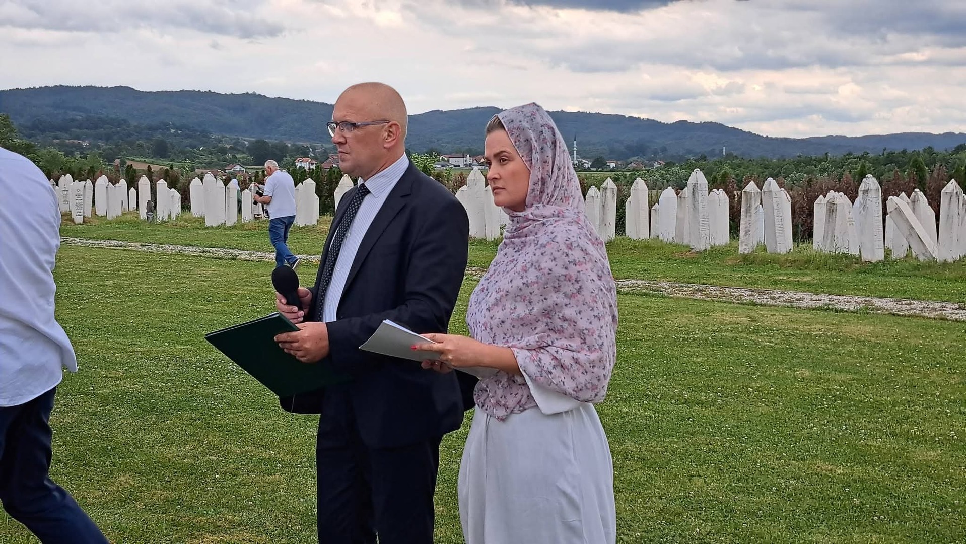 Na dženazi u Memićima porodice žrtava zahvalile Džananoviću i Mulagiću, autorima knjige o genocidu u Zvorniku - slika 3