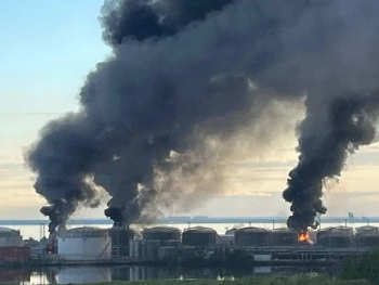 Dronovi pogodili Sankt Peterburg: Izbio požar na najvećem naftnom terminalu na sjeverozapadu Rusije