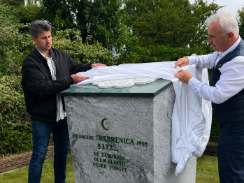 Danska: U Tønderu otkriven spomenik "Cvijet Srebrenice"