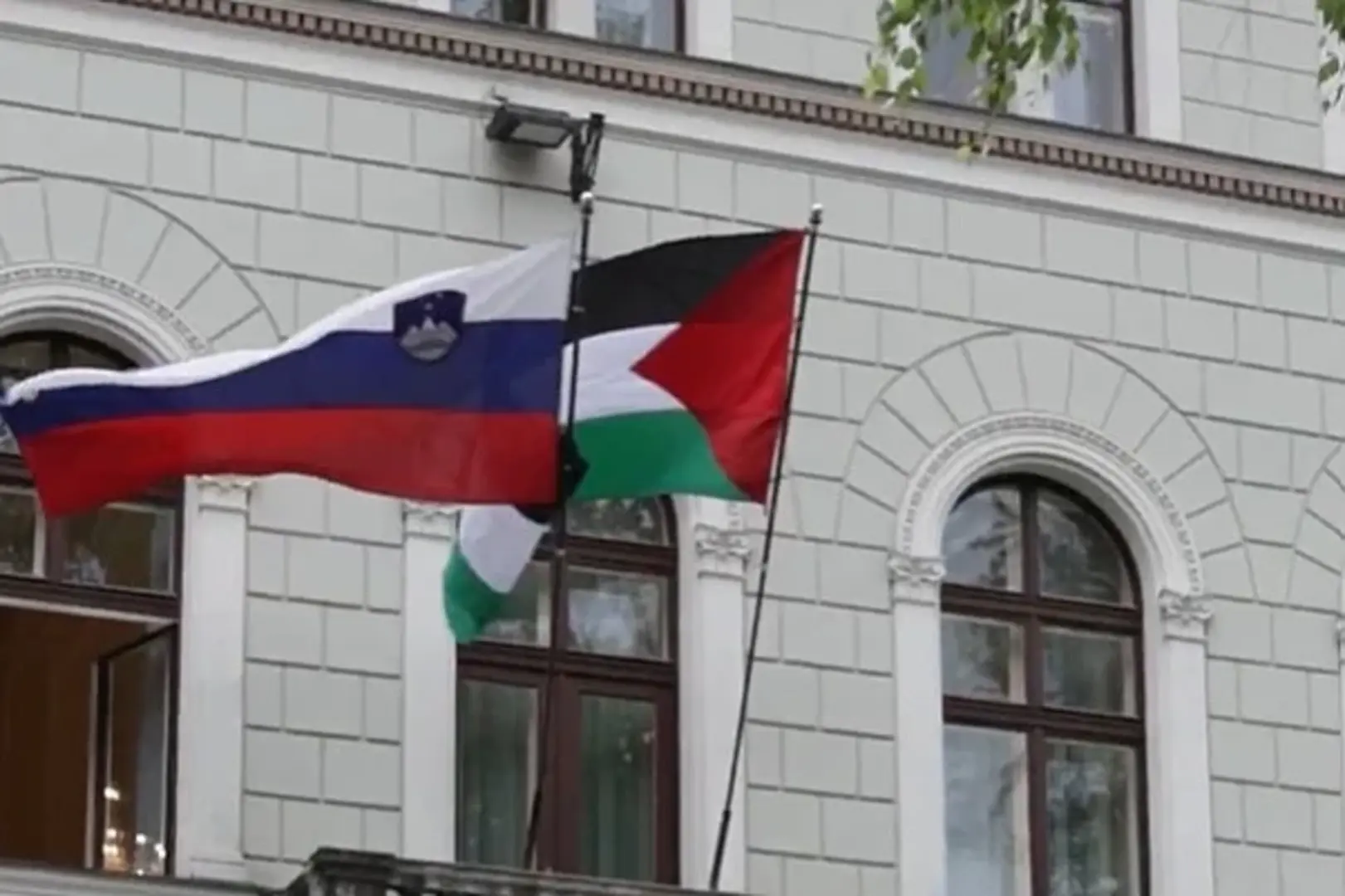 Premijer Slovenije uklonio zastavu Palestine sa zgrade parlamenta, ali... - slika 1
