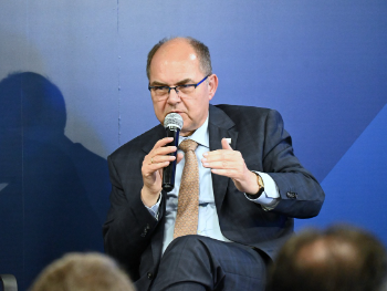 Iako u ostavci, Schmidt radi 'svoj posao'. Pogledajte gdje je danas bio
