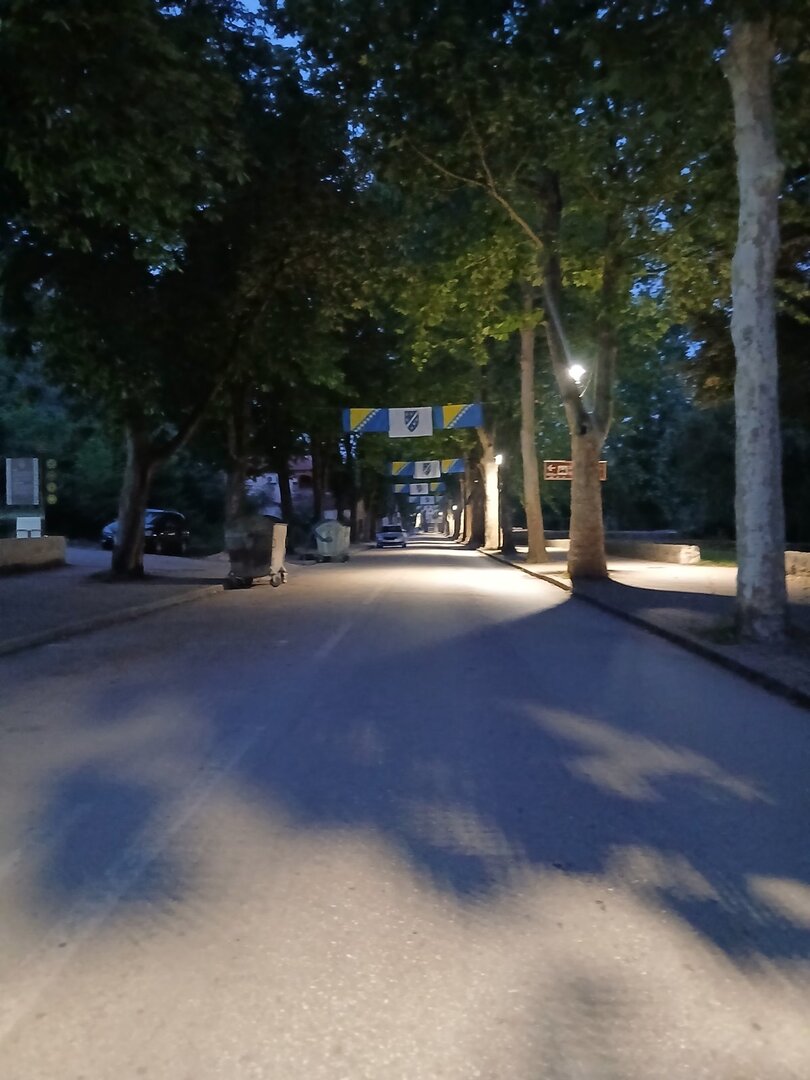 Stolac okićen ljiljanima i zastavama BiH - slika 1