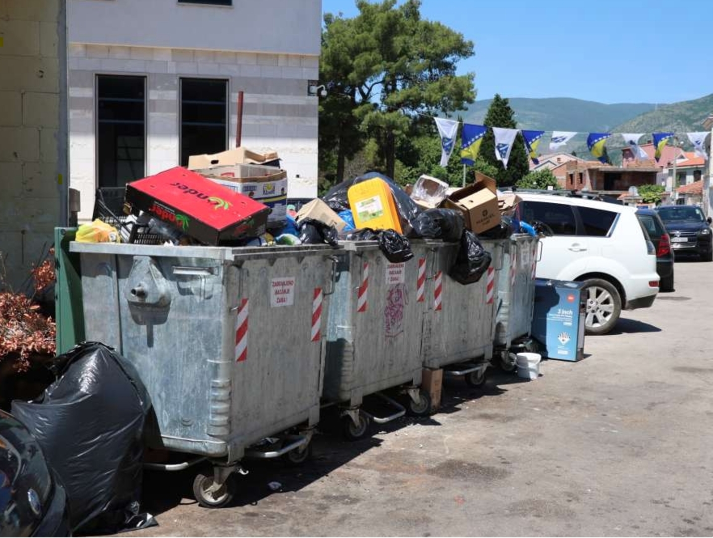 Kolaps u Mostaru: Smeće preplavilo grad, nikad nije bilo gore - slika 1