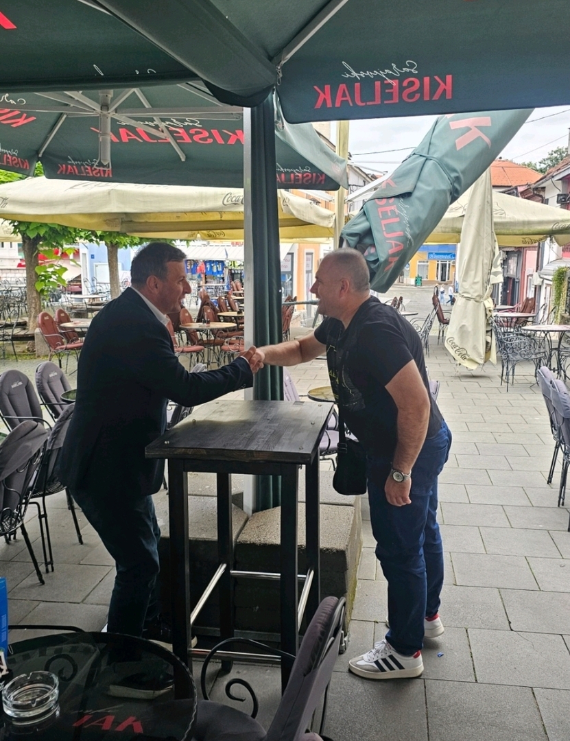 Divan doček u Tuzli uprkos kiši: Vukanović najavio listu i u ovom dijelu Federacije BiH - slika 7