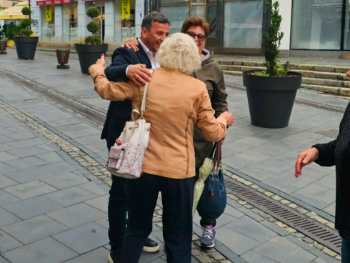Divan doček u Tuzli uprkos kiši: Vukanović najavio listu i u ovom dijelu Federacije BiH