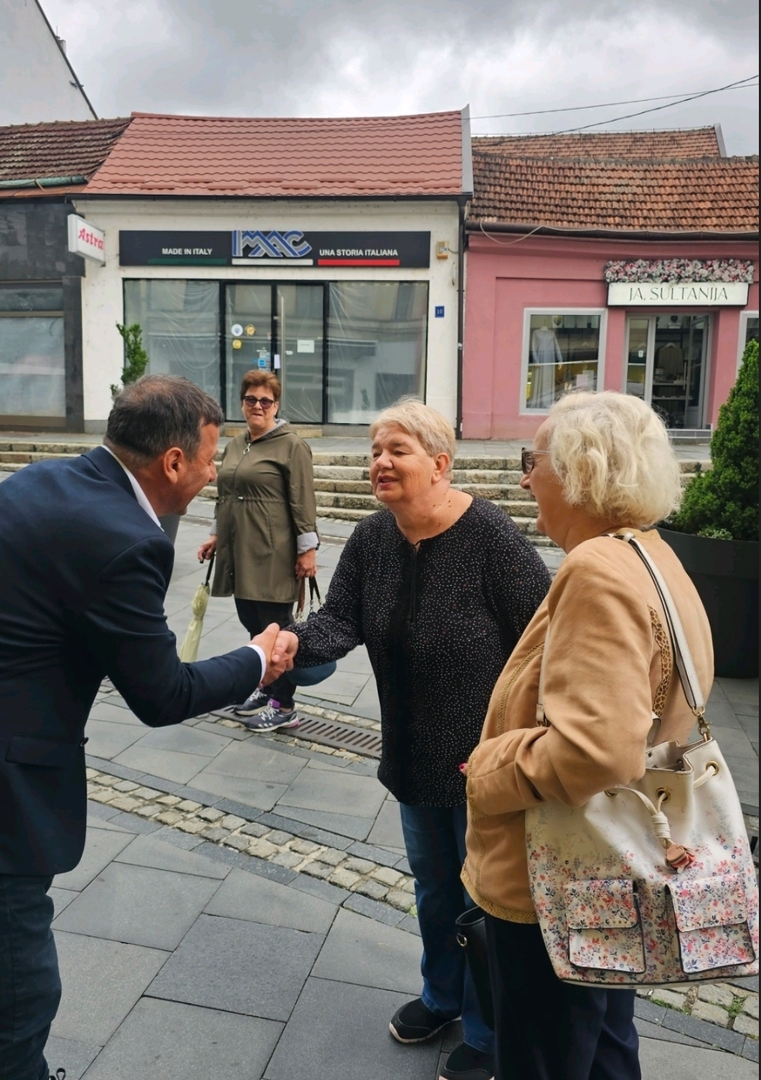 Divan doček u Tuzli uprkos kiši: Vukanović najavio listu i u ovom dijelu Federacije BiH - slika 6