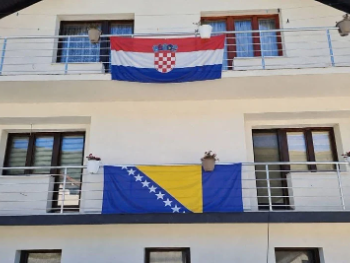 Jedna kuća, dvije zastave: Porodica iz Gornjeg Vakufa-Uskoplja ponosno navija za BiH i Hrvatsku na SP-u