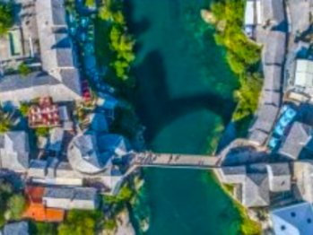 Mostar svakodnevno bilježi veliki broj gostiju iz cijelog svijeta, ulice su pune posjetilaca, a gradske službe istovremeno snose troškove održavanja javnih površina i infrastrukture koju oni koriste. Upravo zato se sve češće razmatra uvođenje posebne naknade za jednodnevne posjete, kao način da se dio tih troškova vrati u gradski budžet. Može li ovakav model donijeti korist i gradu i turizmu, pitanje je koje otvara novu raspravu u Mostaru.