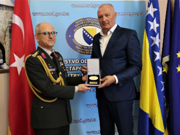 Helez uručio Zlatnu plaketu vojnom atašeu Turske za doprinos jačanju odbrambene saradnje