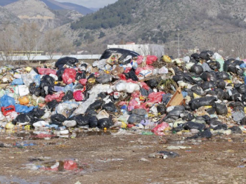 Veliki požar na deponiji Uborak u Mostaru: vatrogasci na terenu, dim se širi iznad grada