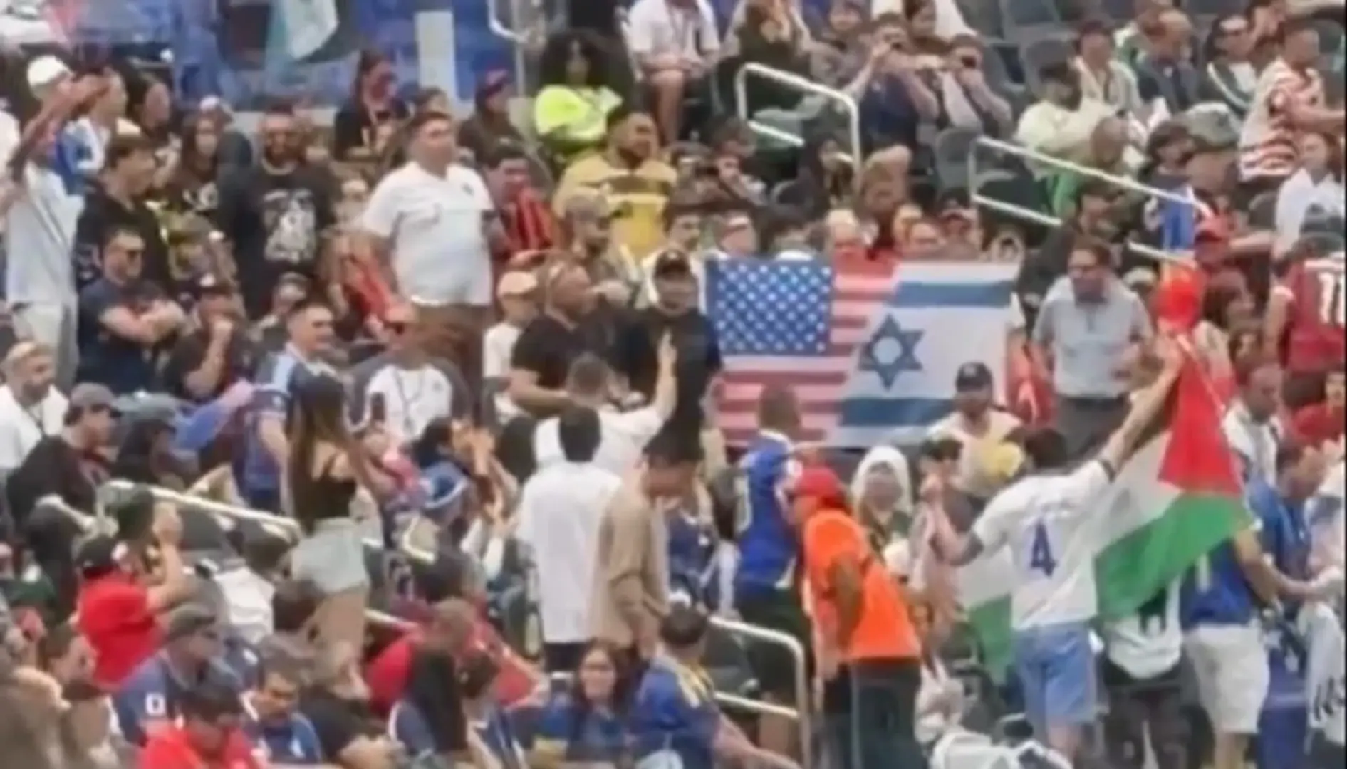 Navijač BiH razvio palestinsku zastavu pored osobe s izraelskom i američkom zastavom - slika 1