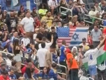 Navijač BiH razvio palestinsku zastavu pored osobe s izraelskom i američkom zastavom