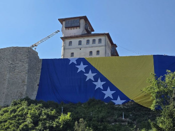 Najveća zastava BiH postavljena na kulu Husein-kapetana Gradaščevića