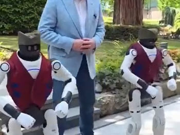 VIDEO: Vučić s robotima zaigrao "Čačak" pa se 'obrukao'