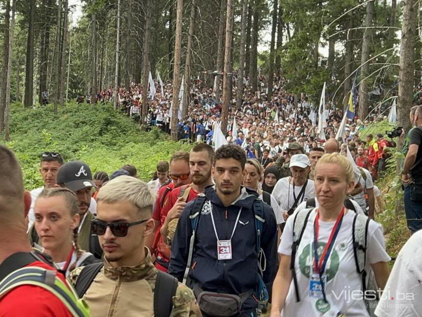 Iz Nezuka krenuo Marš mira: Više od 6.000 učesnika pješači prema Potočarima - slika 1