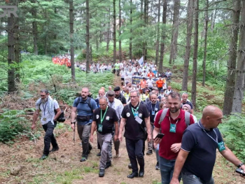 Iz Nezuka krenuo Marš mira: Hiljade ljudi hoda putem kojim su se Podrinjci 1995. godine probijali na slobodnu teritoriju