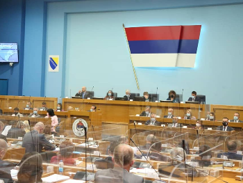 PREDIZBORNA: Plate u javnom sektoru rastu za pet odsto, opozicija tvrdi da je sve zbog izbora!