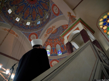 Krstovi u školama mogu, mahrame na sudu ne: Islam kao "problem" u sekularnoj BiH