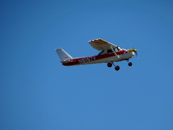 Instruktor letenja usred leta iskočio iz aviona, prestravljena učenica uspjela sama sletjeti