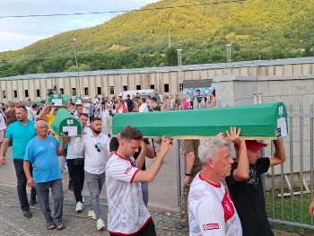 Tabuti 10 žrtava genocida izneseni na Musalu Memorijalnog centra Potočari