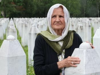 Potresno svjedočenje Kade Hotić u Potočarima: Prevareni smo i izdani, na tacni su nas servirali Mladićevim krvolocima
