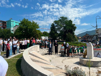 Mirna šetnja i polaganje cvijeća: Kakanj dostojanstveno odao počast žrtvama genocida u Srebrenici