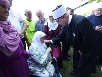 Reisul-ulema obišao tabute žrtava genocida u Potočarima i porodicama izrazio taziju