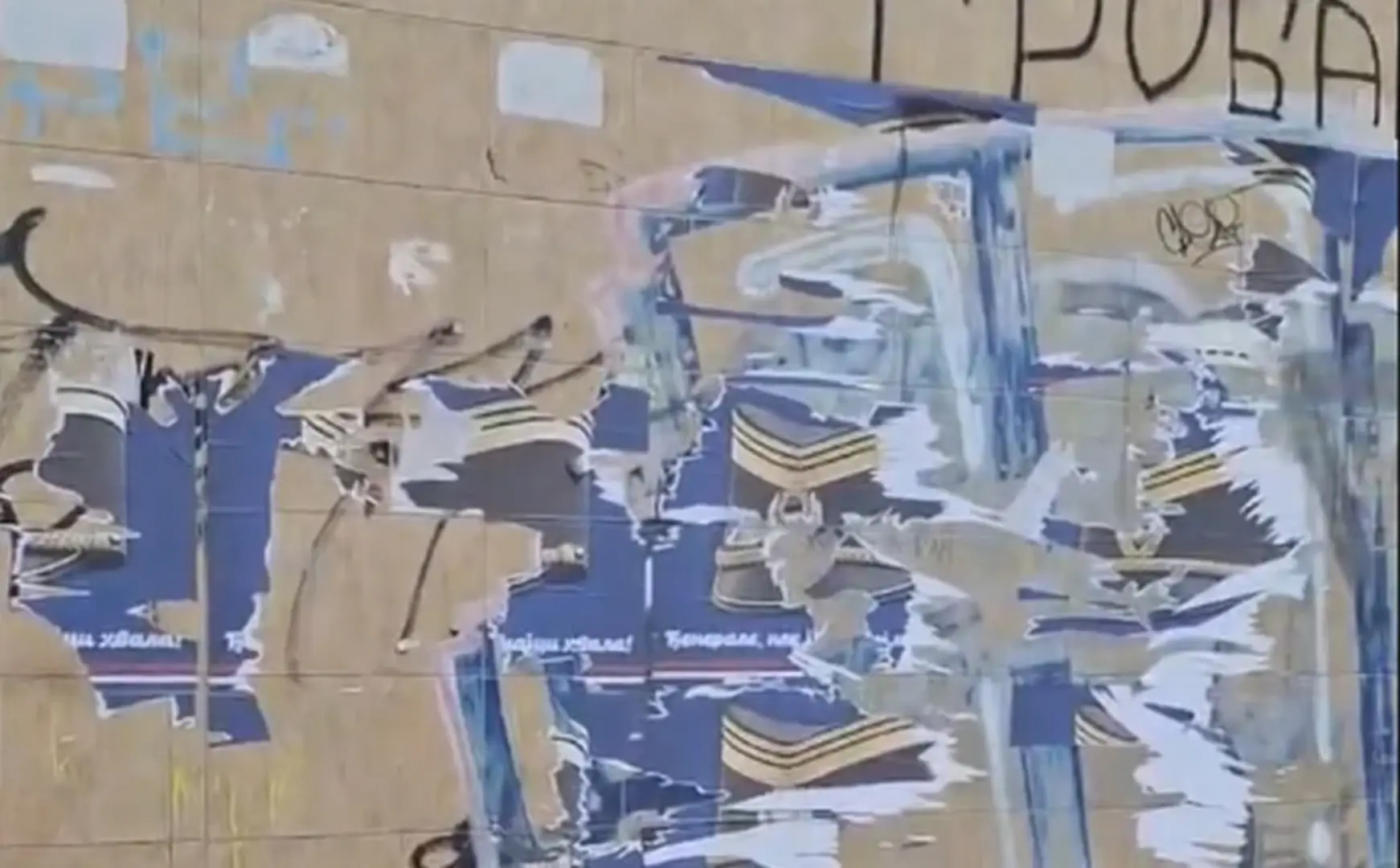 NOVI SAD: Građani skidali plakate podrške za Ratka Mladića - slika 1