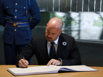 Ginkel odao počast žrtvama genocida u Srebrenici: SAD ostaju posvećene sjećanju, istini i pravdi