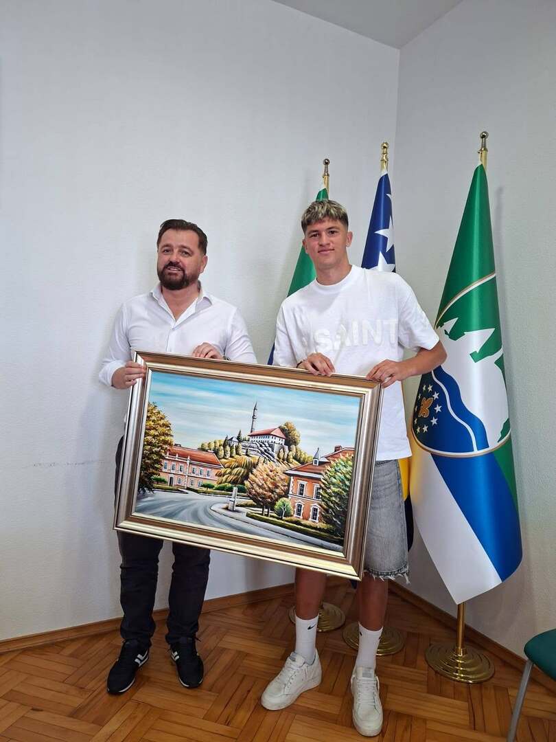 Cazin na nogama zbog Zmaja: Ogrešević ugostio Arjana Malića i poslao snažnu poruku - slika 8