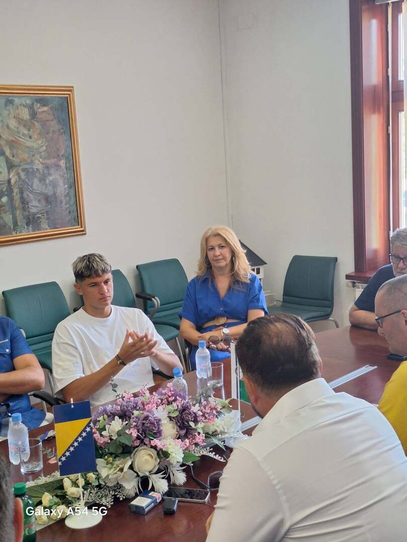 Cazin na nogama zbog Zmaja: Ogrešević ugostio Arjana Malića i poslao snažnu poruku - slika 4